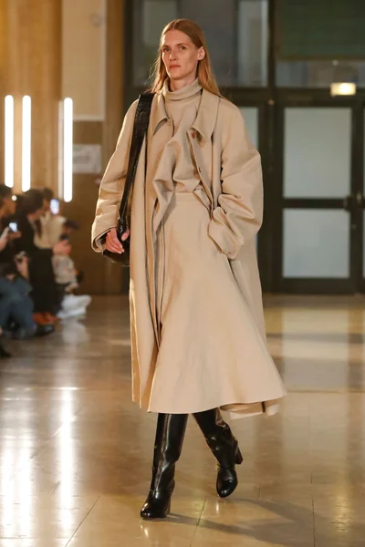 Look 10